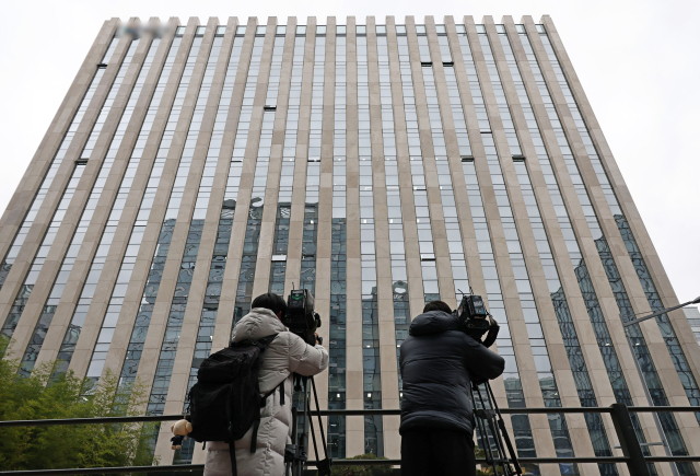 쿠팡 수사 무마·퇴직금 미지급 의혹을 수사하는 안권섭 특별검사팀이 쿠팡에 대한 강제수사에 착수하며 압수수색 중인 23일 서울 송파구 문정동 쿠팡풀필먼트서비스(쿠팡CFS) 입구 모습. 연합뉴스