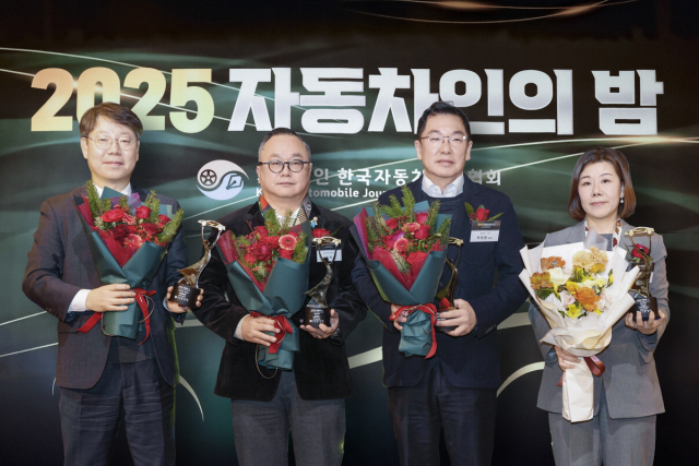 한국자동차기자협회가 선정하는 ‘2025 올해의 자동차인’ 수상자들이 포즈를 취하고 있다. 한국자동차기자협회 제공