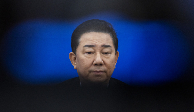 더불어민주당 김병기 원내대표가 23일 국회에서 열린 원내대책회의에서 한정애 정책위의장을 발언을 듣고 있다. 연합뉴스