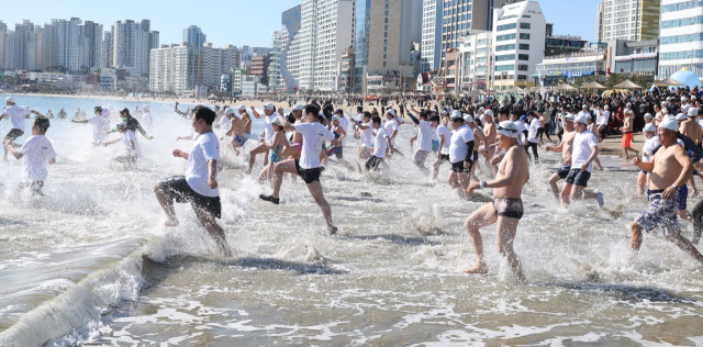 제39회 해운대 북극곰축제가 다음 달 17~18일 이틀 동안 해운대해수욕장에서 열린다. 사진은 올해 초 열린 축제 모습. 왼쪽은 제39회 해운대 북극곰축제 포스터. 부산일보DB