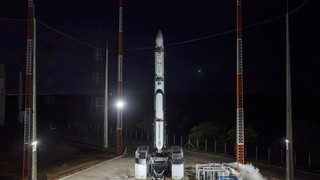 우주발사체 기업 이노스페이스는 첫 상업 우주발사체 '한빛-나노' 발사 시각이 한국시간 23일 오전 10시(현지시간 22일)로 확정됐다고 밝혔다. 사진은 발사대에 기립해있는 이노스페이스 '한빛-나노'. 연합뉴스