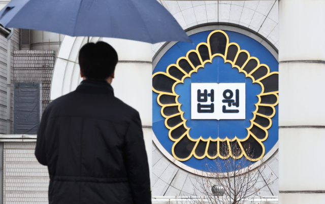 더불어민주당 주도로 '내란·외환·반란 범죄 등의 형사절차에 관한 특례법안'(내란전담재판부 설치법)이 국회 본회의를 통과한 23일 서울 서초구 서울중앙지방법원 모습. 이 법안은 내란전담재판부를 서울중앙지법과 서울고등법원에 각각 2개 이상 설치하도록 하는 내용을 골자로 한다. 연합뉴스