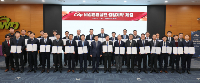 한국서부발전은 지난 22일 충남 태안 본사에서 ‘안전비상경영 선포 및 워크숍’을 개최했다고 24일 밝혔다. 서부발전 주요 경영진과 사업소장 등이 비상경영실천 경영계약 후 기념촬영하는 모습. 서부발전 제공