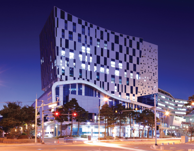 부산 해운대구 영상산업센터 전경. 부산영상위가 운영하는 센터에는 부산영상위와 함께 영상물등급위원회, 영화 제작사 등 영화 영상 관련 기관과 기업이 입주해 있다. 부산영상위 제공