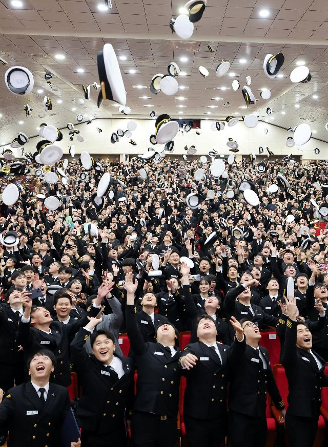 부산 한국해양대학교에서 열린 지난 해사대학 2023학년도 전기 학위수여식에서 졸업생들이 모자를 던지며 자축하고 있다. 한국해양대 해사대학은 남학생이 병역특례에 따라 졸업 후 한 달간 군사교육을 거친 뒤 승선하므로 다른 단과대학보다 한 달 일찍 학위수여식을 한다. 정종회 기자 jjh@