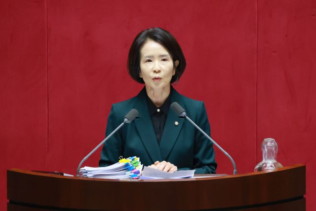 국민의힘 최수진 의원이 23일 국회에서 열린 12월 임시국회 본회의에서 정보통신망 이용촉진 및 정보보호 등에 관한 법률 일부개정법에 대한 무제한 토론을 하고 있다. 연합뉴스