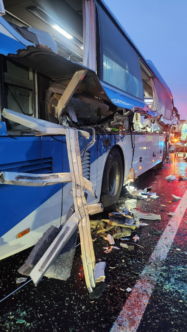 이 사고로 승객 9명이 부상을 입었고 이 중 4명이 중상을 입어 인근 병원으로 이송됐다. 경남소방본부 제공