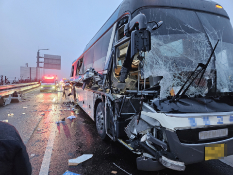 통영대전 고속도로서 고속버스-화물차 추돌…9명 부상