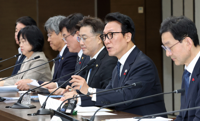 김민석 국무총리가 24일 정부세종청사 총리실에서 열린 국가정책조정회의를 주재하고 있다. 연합뉴스
