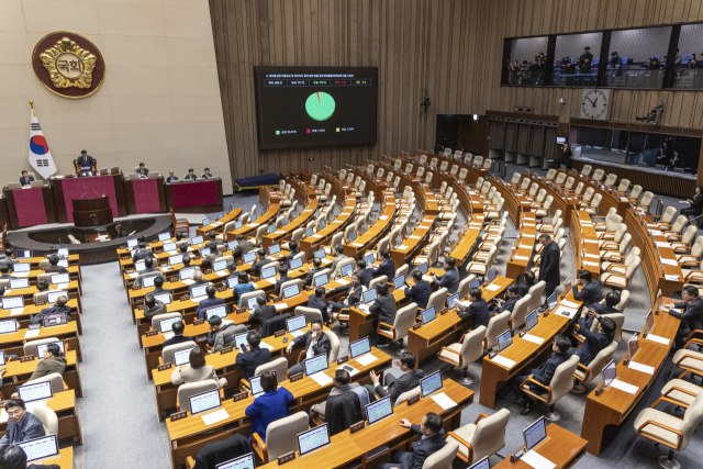 24일 국회에서 열린 12월 임시국회 본회의에서 허위조작근절을 위한 정보통신망법 개정안이 민주당 주도로 처리되고 있다. 연합뉴스