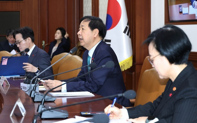 구윤철 부총리 겸 기획재정부 장관이 12월 24일 정부서울청사에서 열린 경제관계장관회의 겸 산업경쟁력강화 관계장관회의를 주재하면서 모두발언을 하고 있다. 기재부 제공