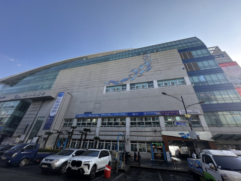 자갈치현대화시장 외벽 청소 후.