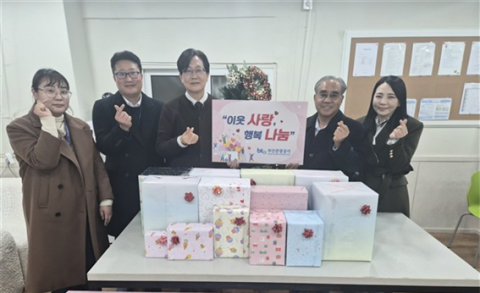 매실보육원 돌봄아동 크리스마스 선물 전달식 단체사진(2025.12.24. 매실보육원) *출처: 부산관광공사