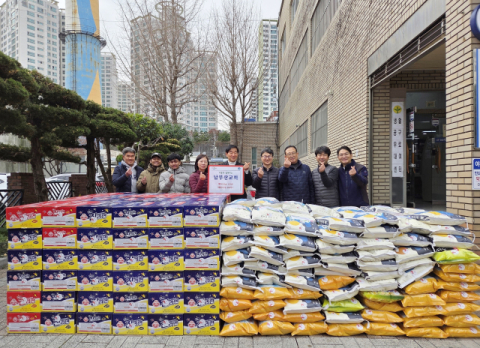 남부산교회, 수영구 남천2동에 이웃돕기 성품 지원