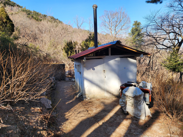 부산 금정구 남산동 회룡선원 인근에 있는 노후 재래식 화장실. 독자 제공
