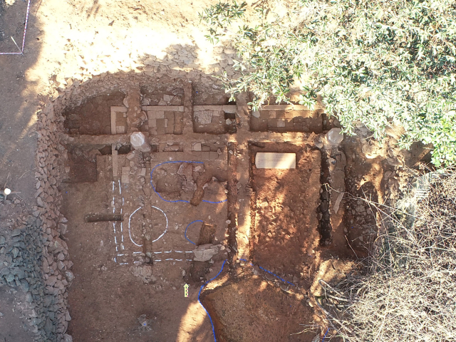 조선시대 삼도수군통제사 사적비가 무더기로 출토된 통영시 무전동 786번지 일원 정밀 발굴조사에서 조선 후기 통제사비 관련 비각(碑閣)이 나왔다. 비각은 역사적 비석이나 신도비, 능비 등 중요한 비문을 후세에 전하기 위해 세운 건축물로 이 일대가 단순한 비석 매몰지가 아닌 통제사 공적을 기리기는 건축물이 세워졌던 터로 추정된다. 통영시 제공