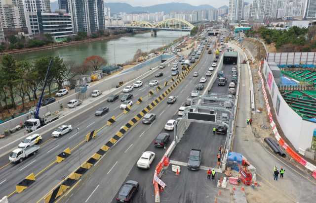 부산 북구 만덕과 해운대구 센텀을 연결하는 대심도가 내년 2월 개통한다. 만덕~센텀 대심도 센텀IC 입출구 일대 모습. 정종회 기자 jjh@