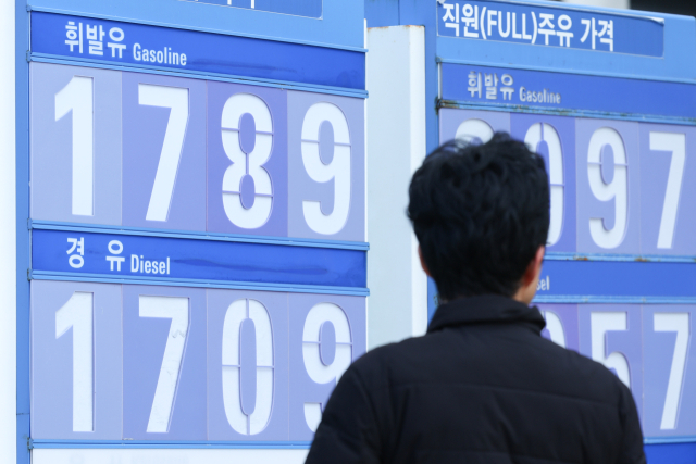 정부는 물가 안정 및 민생 회복 지원을 위해 이달 말 종료 예정인 유류세 인하 조치를 2개월 연장한다고 24일 밝혔다. 유류세는 현재 휘발유 7%, 경유·액화석유가스(LPG)부탄은 10% 인하 적용되고 있는데 내년 2월 말까지로 그 기한을 늘린다. 사진은 이날 서울 시내 주유소 모습. 연합뉴스
