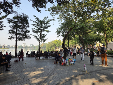 칸막이 없는 벤치에서 평등하게 공간 향유하는 시민들 [벤치가 바꾼 세계 도시 풍경]