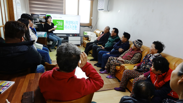 한전KPS는 해남군·전남탄소중립지원센터와 협업해 조성한 전남 해남군 소재 3개 농촌마을을 탄소중립마을로 조성했다. 사진은 주민 대상 탄소중립교육 장면. 한전KPS 제공