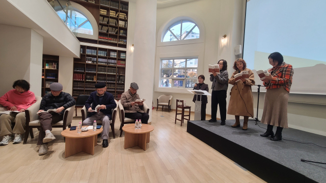 ‘윤좌’ 동인회는 지난 7일 부산근현대역사관 별관 1층에서 ‘부산의 문화사랑방 윤좌 60주년의 발자취’를 주제로 한 출판 기념회를 개최했다. 윤좌 제공