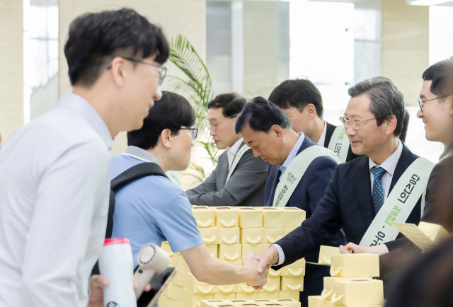 한국전력기술 경영진이 출근길 청렴 캠페인을 통해 직원들을 맞이하고 있다. 한전기술 제공