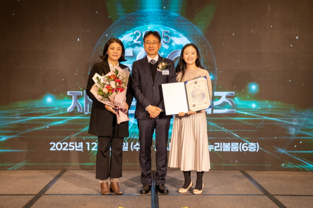 한국가스공사가 ‘2025 ESG 자원순환 어워즈’에서 기후부 장관상을 수상했다(가운데 정택주 가스공사 탄소중립환경부장). 가스공사 제공