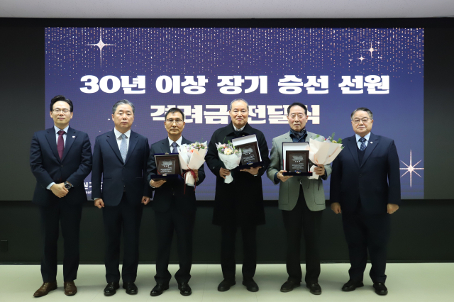 24일 서울 여의도 해운빌딩 10층 중회의실에서 열린 ‘장기 승선 선원 격려금 전달식’에서 30년 이상 승선한 선원들이 공로패와 격려금을 받고 있다. 한국해운협회 제공