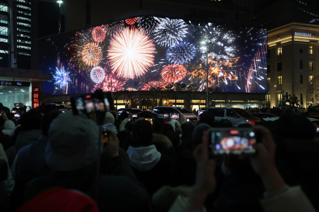 크리스마스를 하루 앞둔 24일 서울 중구 신세계백화점 본점 외관에 설치된 ‘신세계 스퀘어’ 전광판에 크리스마스 영상이 상영되고 있다. 연합뉴스
