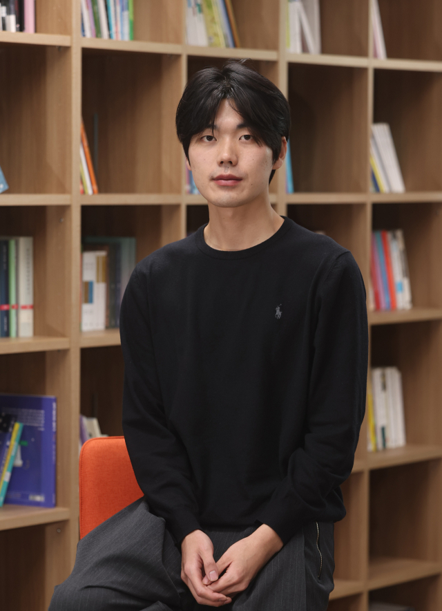 소설 당선자 윤현준. 이재찬 기자 chan@