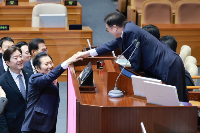 더불어민주당 정청래 대표가 지난 24일 국회에서 열린 12월 임시국회 본회의에서 전날 상정된 정보통신망법 개정안에 대한 무제한 토론(필리버스터) 종결을 위한 투표를 마친 뒤 우원식 국회의장과 악수하고 있다. 연합뉴스