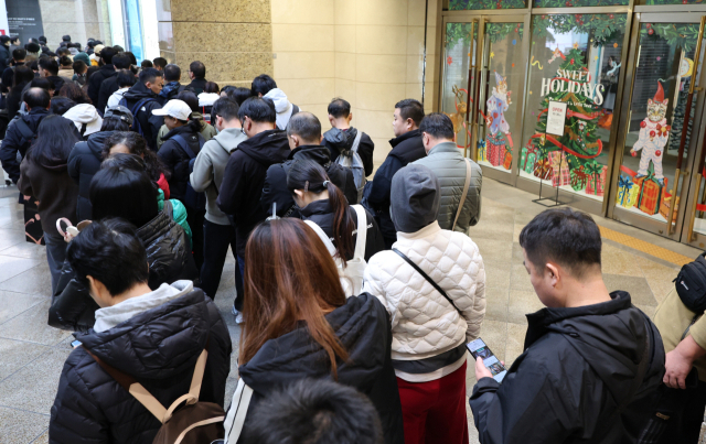 중국과 일본 간 갈등이 격화하는 가운데 중국인 관광객의 방한 기대감이 커지고 있다. 지난 20일 서울 중구 롯데면세점 명동점에서 중국인들이 입장을 위해 대기하고 있다. 연합뉴스