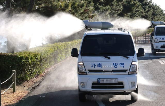 고병원성 조류 인플루엔자 감염이 확산되고 있어 방역 당국에 비상이 걸렸다. 사진은 지난 9일 오후 부산 사하구 을숙도 생태공원 일원에서 축협 관계자들이 차량을 이용 방역 소독을 하고 있는 모습. 연합뉴스