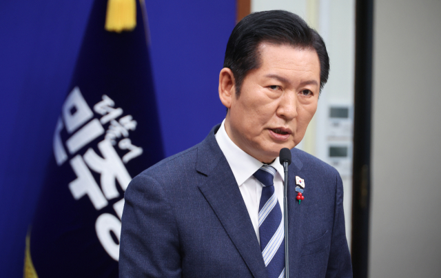 더불어민주당 정청래 대표가 26일 서울 여의도 국회에서 열린 기자회견에서 발언하고 있다. 연합뉴스