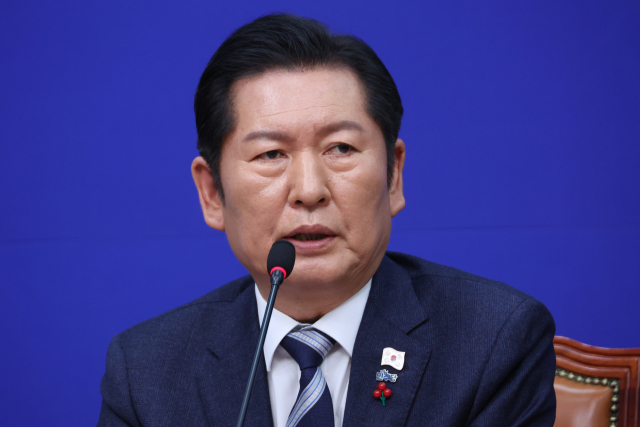 더불어민주당 정청래 대표가 26일 서울 여의도 국회에서 열린 기자회견에서 '2차 종합특검법'의 추진 방향과 '통일교 특검법' 관련 쟁점 등에 대한 질문에 답하고 있다. 연합뉴스