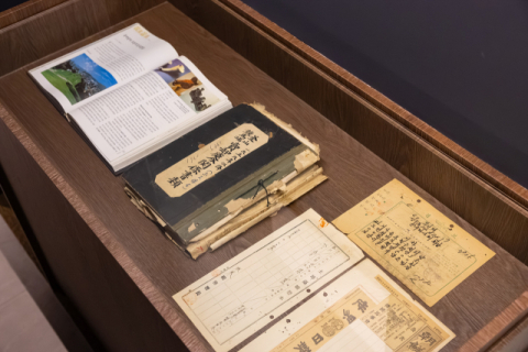 렛츠런파크 부산경남 헤리티지홀 내 기록물 전시 모습.