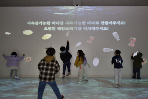 코이카 개발협력 전시관 관람객 체험 교육 모습.