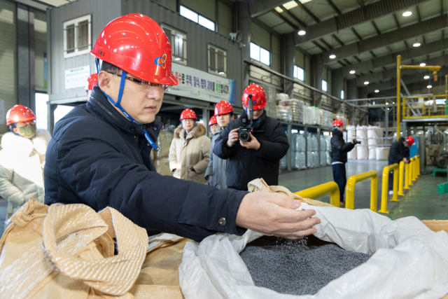 김성환 기후에너지환경부 장관이 26일 경기 화성시 플라스틱 재활용 업체를 방문해 회수된 플라스틱이 다시 자원화되어 사용되는 순환과정을 살피고 있다. 기후부 제공