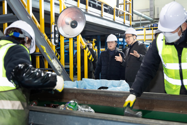 김성환 기후에너지환경부 장관이 26일 경기 화성시 플라스틱 선별장을 방문해 폐기물 회수 현장을 점검하고 있다. 환경부 제공