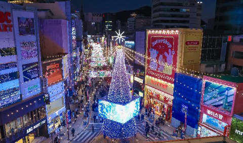 성탄절 광복로 트리축제 조형물서 불꽃·연기