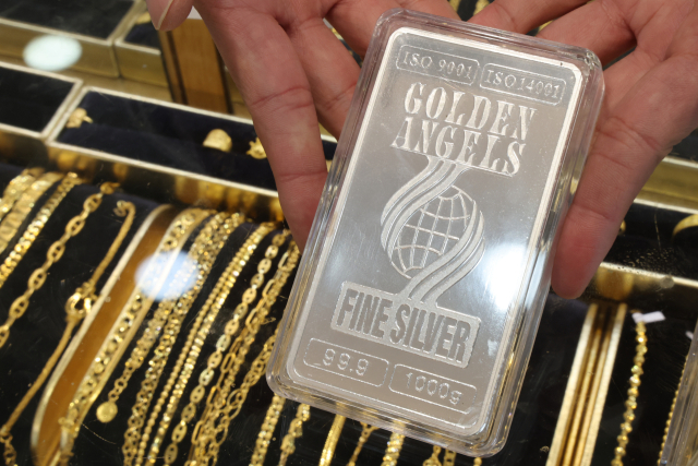 서울 종로구 정인보석에 골드바와 실버바가 놓여있다. 연합뉴스