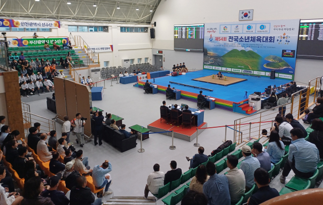 고성군이 전국 최고 수준의 역도 인프라와 체계적인 대회 유치 전략을 통해 굵직한 전국 단위 대회를 잇달아 개최하며 ‘역도대회는 고성에서 열린다’는 공식을 다시 한번 각인시켰다. 고성군이 2011년 29억 원을 투입해 완성한 국내 최초 역도전용 경기장 대회 모습. 고성군 제공