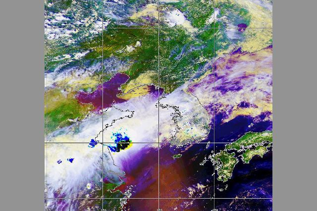 한반도 주변 기상도. 같은 기상도를 토대로 한 예보가 맞지 않거나 기상청마다 예보가 조금씩 다른 것은 기상에 영향을 미치는 모든 변수를 알 수 없어서다. 마찬가지로 인간의 운과 성향에 영향을 끼치는 모든 변수를 알 수 없기에 100% 맞는 사주 풀이는 있을 수 없다. 부산일보DB