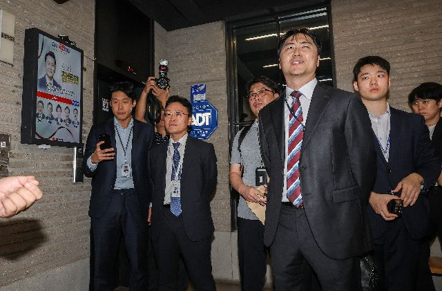 김건희 여사의 의혹들을 수사하는 민중기 특별검사팀이 지난 9월 18일 서울 여의도 국민의힘 중앙당사에 대한 '통일교 집단 입당' 의혹과 관련한 압수수색에 나섰다. 당사에 도착한 특검팀이 당사에 진입하기 위해 대기하고 있다.