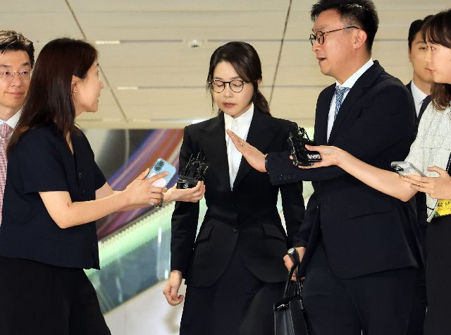 윤석열 전 대통령 부인 김건희 여사가 지난 8월 6일 서울 종로구 KT광화문빌딩 웨스트에 마련된 김건희 특검에 출석해 피의자 신분으로 조사를 받고 귀가하고 있다. 연합뉴스