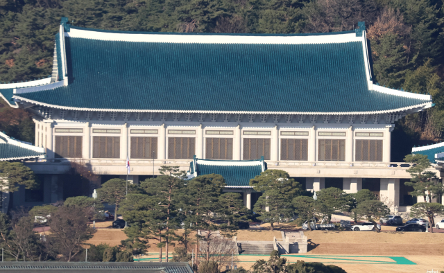 서울 종로구 정부서울청사에서 바라 본 청와대. 연합뉴스