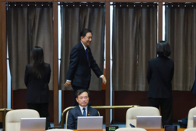 더불어민주당 김병기 원내대표가 지난 24일 국회에서 열린 12월 임시국회 본회의에서 전날 상정된 정보통신망법 개정안에 대한 무제한 토론(필리버스터) 종결을 위한 투표를 하고 있다. 앞은 김종철 방송미디어통신위원장. 연합뉴스