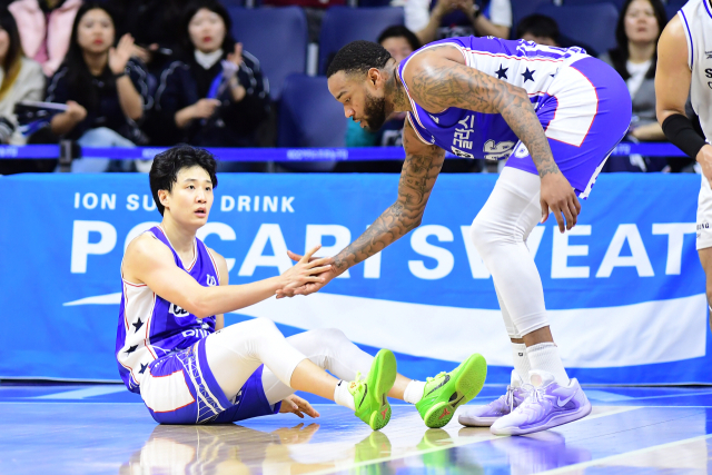 부산 KCC의 허웅(왼쪽)이 지난 24일 서울 삼성전에서 부상으로 교체됐다. 허웅의 부재 속에 26일 열린 LG전에서 KCC는 109-101로 패했다. KLB 제공