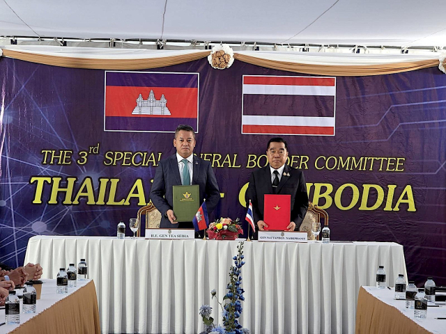 27일(현지 시간) 태국에서 태국과 캄보디아 국방부 장관이 휴전 합의서를 들고 있다. EPA연합뉴스