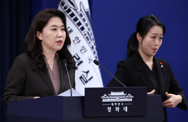 강유정 대변인이 26일 청와대 춘추관에서 위험직무 순직 유가족 초청 오찬 관련 브리핑을 하고 있다. 연합뉴스